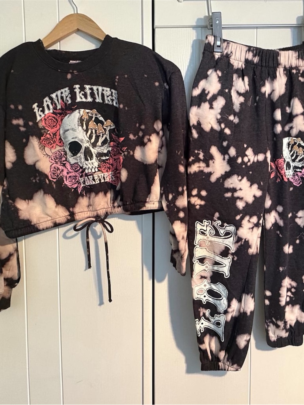 MATCHING SET ๐ธBlack and Pink Tie-Dye Skull matching fleece pullover/joggers